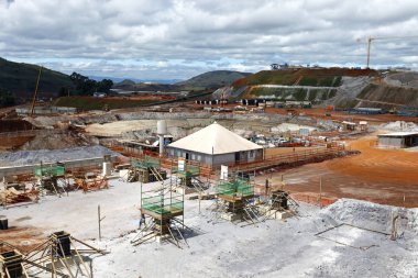 İnşaat alanında organize binanın görünümünü 