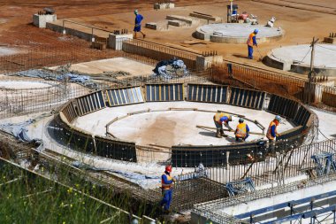 İnşaat alanında organize binanın görünümünü 