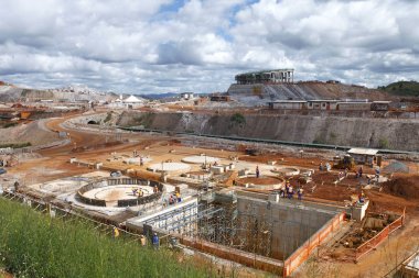 İnşaat alanında organize binanın görünümünü 