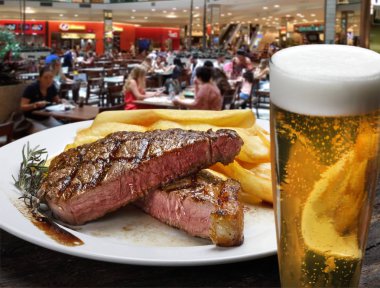 patates kızartması Brezilyalı picanha ve bira kupa ile yakından görmek 