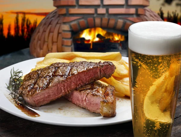 Vista Cerca Las Papas Fritas Con Picanha Brasileña Taza Cerveza — Foto de Stock