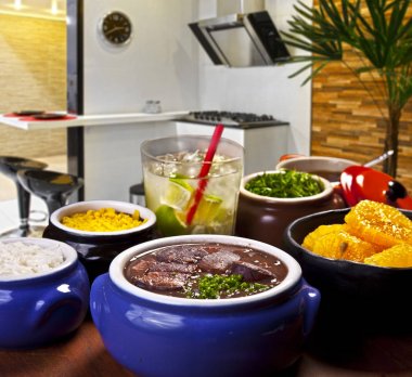 Brezilyalı geleneksel feijoada yakından görmek