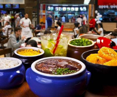 Brezilyalı geleneksel feijoada yakından görmek