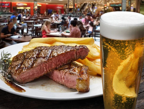 Vista Close Batatas Fritas Com Picanha Brasileira Caneca Cerveja — Fotografia de Stock