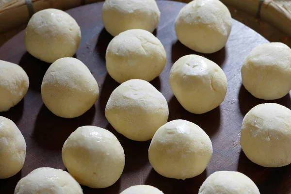 Nahaufnahme Von Rohkäsebrot Auf Schneidebrett — Stockfoto