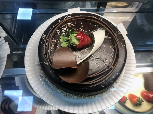 Expositor de confitería con pasteles y pasteles dulces —  Fotos de Stock
