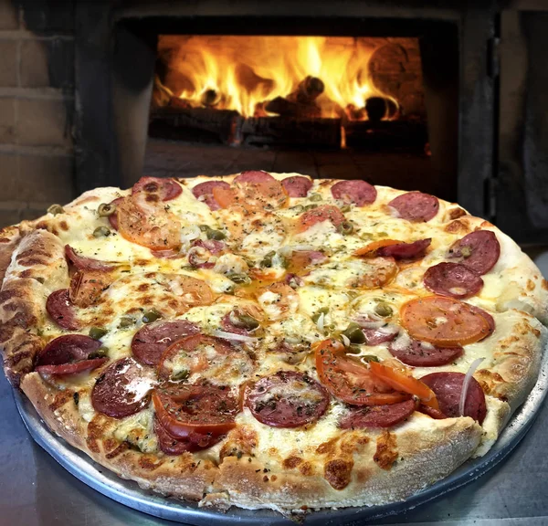 ペパロニ、モッツァレラ、トマトのピザ — ストック写真