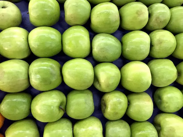 Manzana verde en el mercado callejero — Foto de Stock