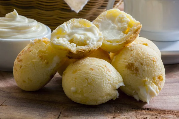 Spuntino brasiliano, pane tradizionale al formaggio — Foto Stock