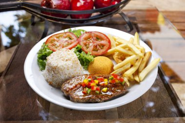 Picanha, patates kızartması, salata ve pirinç.