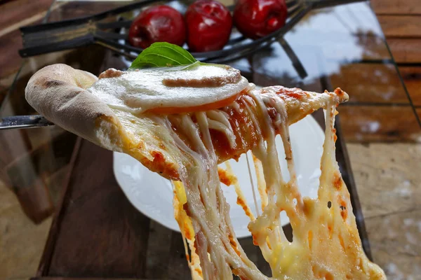 Fetta Pizza Calda Con Formaggio Fuso — Foto Stock