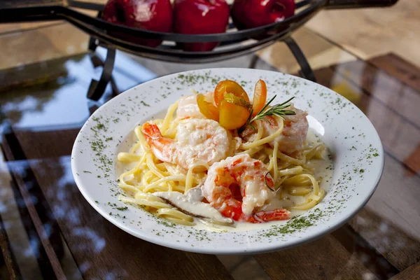 Grote Garnalen Met Pasta — Stockfoto