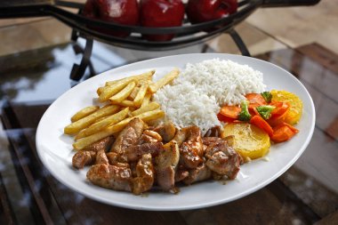 Pirinç, patates cipsi ve sebzeli kıyma.