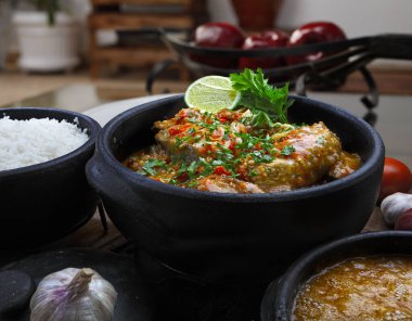 Brezilya karidesi ve balık moqueca