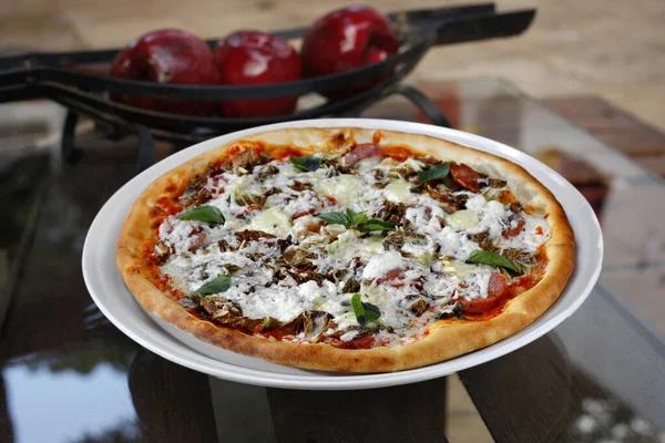 Deliciosa Salchicha Picante Pizza Mozzarella —  Fotos de Stock