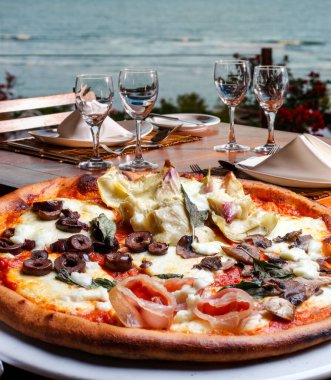 Plaj yemeklerinde pizza.