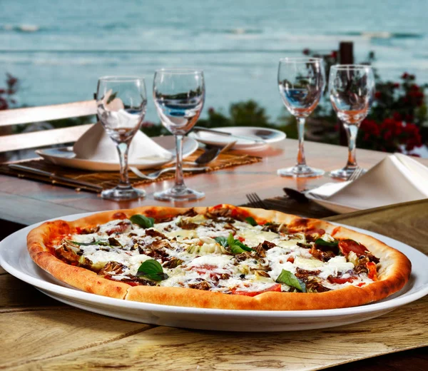 Plajda pizzacı, pizzacı.