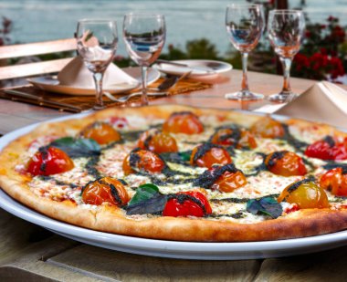 Kiraz domatesli pizza, muzzarela, plajda pizza.