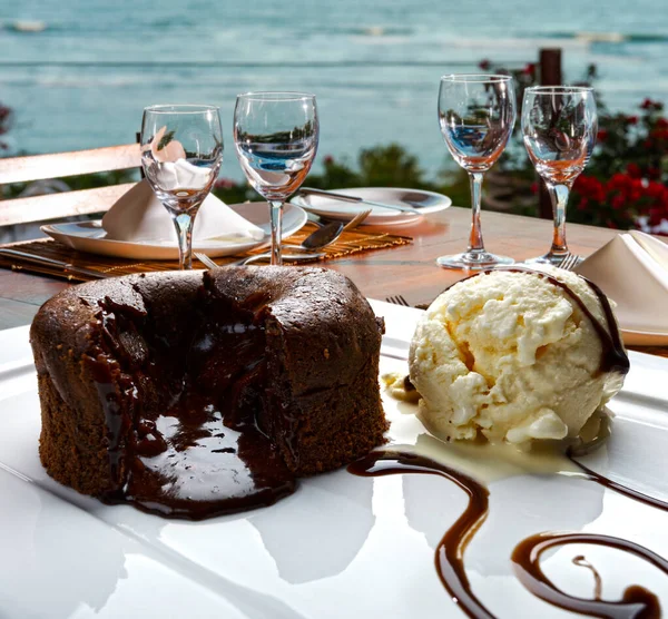 チョコレートフォンダンラバケーキ プチガトー ビーチで — ストック写真