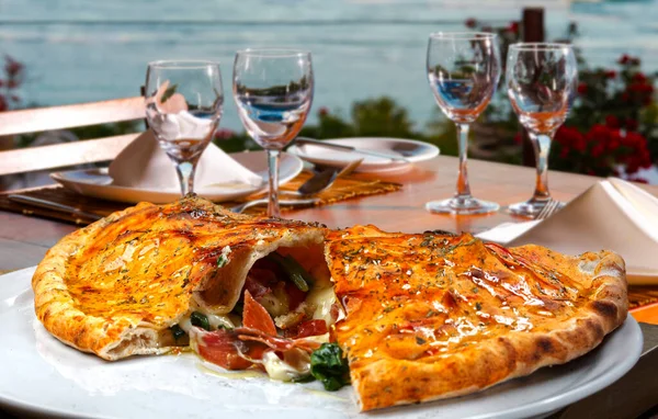 Lahodná Pizza Calzone Italské Jídlo — Stock fotografie