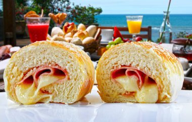Jambon ve mozzarellaya sarılmış Brezilya yemeği, joelho