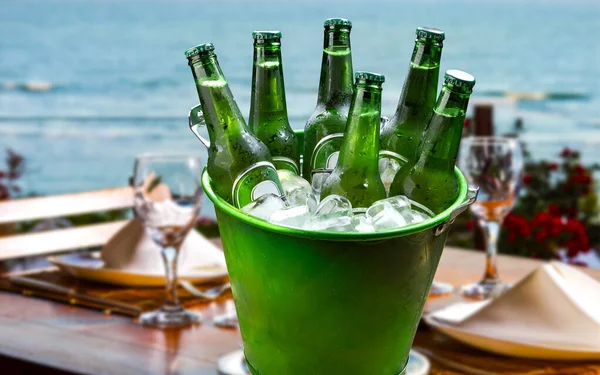 Wiadro Piwa Lodem Restauracji Przy Plaży — Zdjęcie stockowe