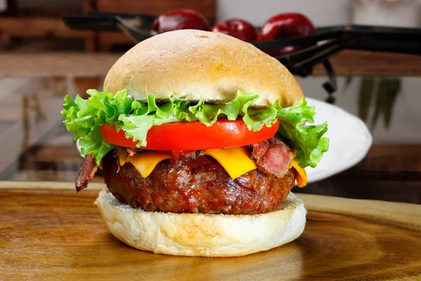 Pyszne Hamburgery Mięsem Sałatą Pomidorami Bekonem Serem Cheddar — Zdjęcie stockowe
