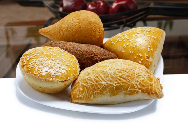 Snacks Brasileños Esfirra Kebab Empanada Coxinha Salchichas Envueltas — Foto de Stock