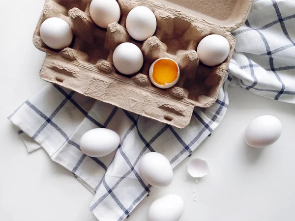Органічні білі яйця — стокове фото