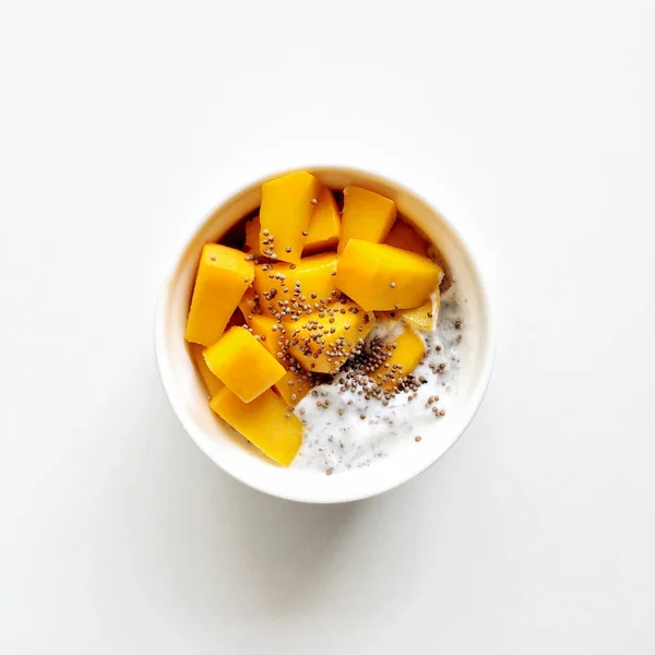 R2E2 mango yogurt — Stock Photo, Image
