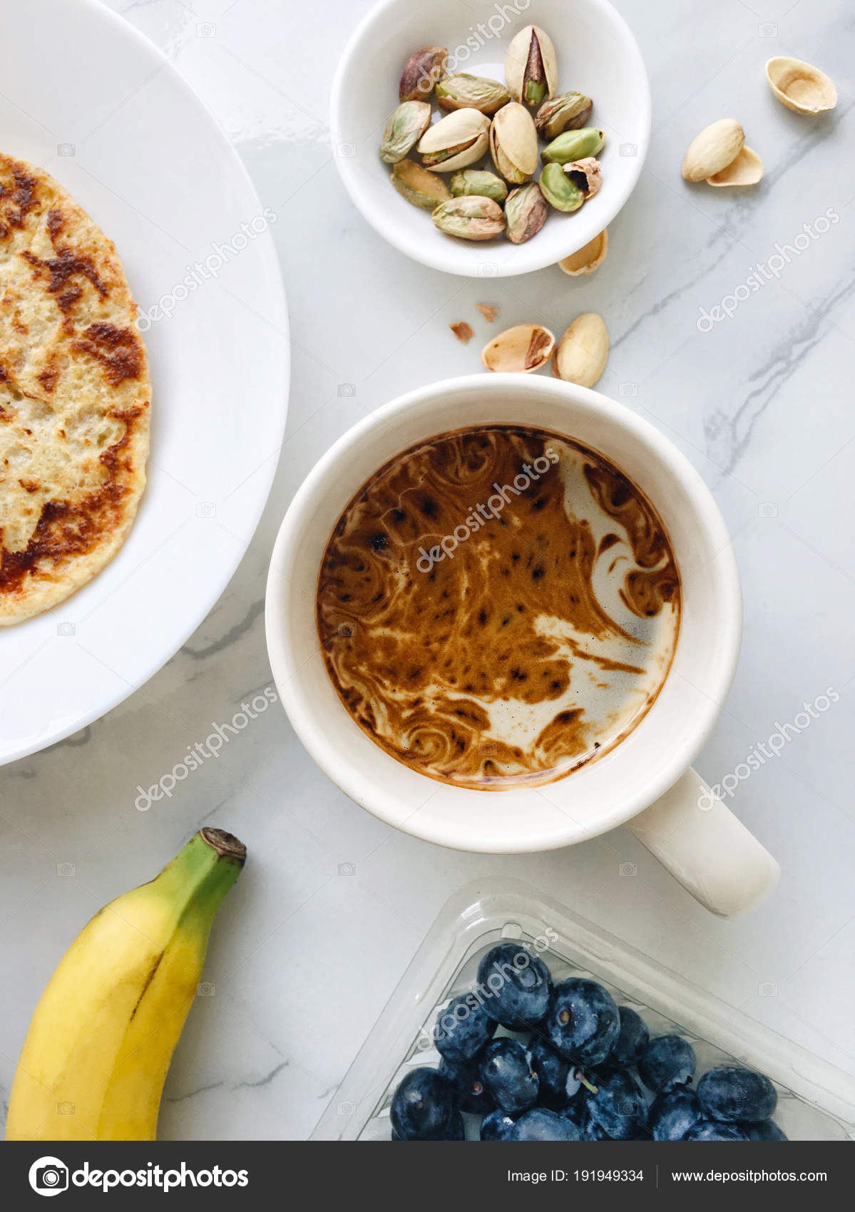 Desayuno de copas de avena con plátano, almendras