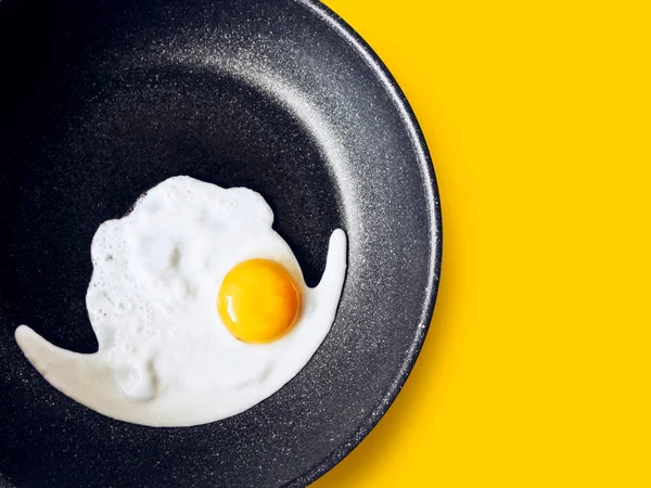 Смаження яйце — стокове фото