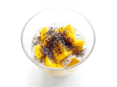Mango yoğurt chia tohum ile 