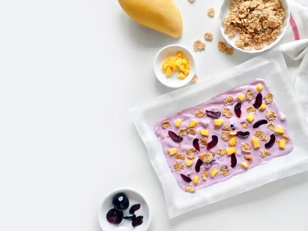 Blueberry yogurt bark — Stock Photo, Image