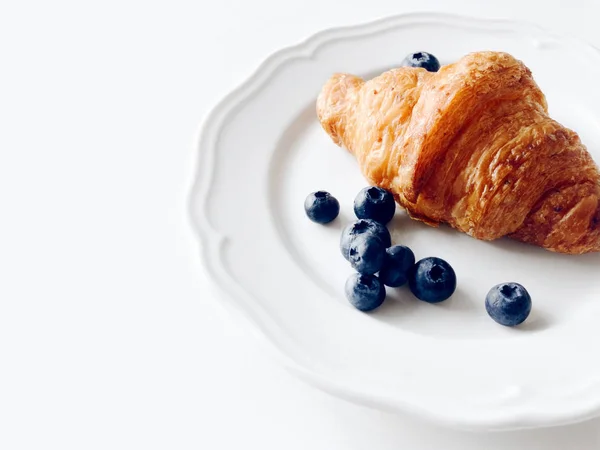 Croissant, áfonyával — Stock Fotó