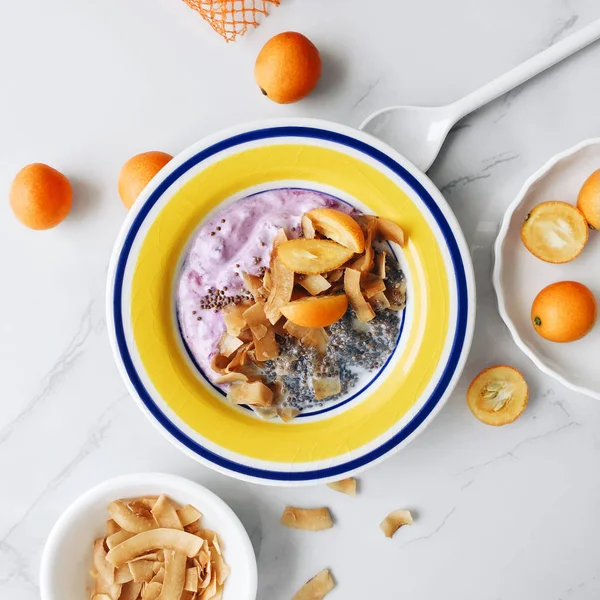 Healthy breakfast smoothie bowl — Stock Photo, Image