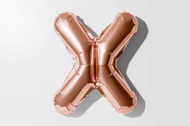 X harfi, Rose altın folyolu balon alfabesi Kırpma Yolu ile beyaz bir arkaplanda izole