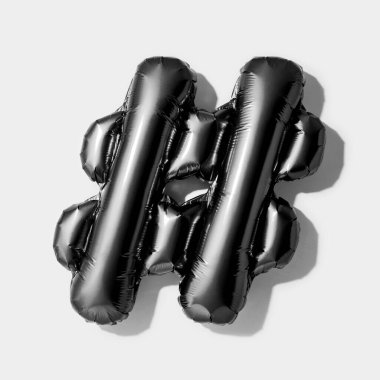 Etiket sembolü veya #, Siyah folyo balon alfabesi kırpma yolu ile beyaz bir arkaplanda izole