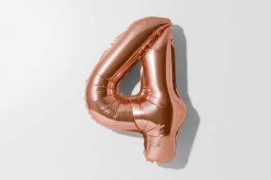 4 numara, dört numaralı altın folyo balonu kırpma yolu olan beyaz bir arkaplanda izole edildi.