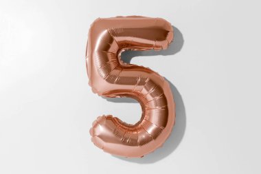 5 numara, beş numaralı altın folyo balonu kırpma yolu olan beyaz bir arkaplanda izole edildi.