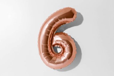 6 numara, altı numaralı altın folyo balonu kırpma yolu olan beyaz bir arkaplanda izole edildi.