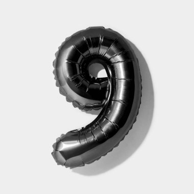 9 numara, dokuz numaralı siyah folyo balonu kırpma yolu olan beyaz bir arkaplanda izole edildi.