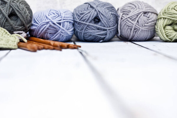 Пряжи в корзине с крючками для вязания в гармоничных цветах. вязание, вязание крючком
.