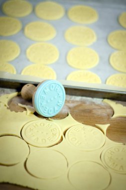 Şekil pasta pişirme kadar yakın tablo ve malzemeler.