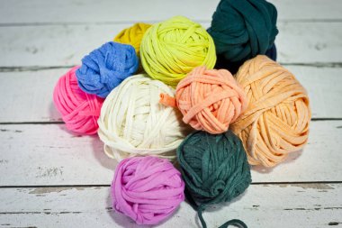 İplikler sepeti ile uyumlu renklerde kanca kroşe. örgü örerken malzemeleri.