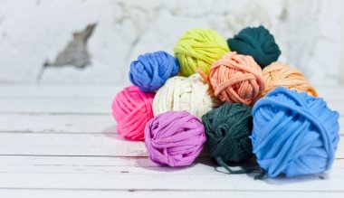 İplikler sepeti ile uyumlu renklerde kanca kroşe. örgü örerken malzemeleri.