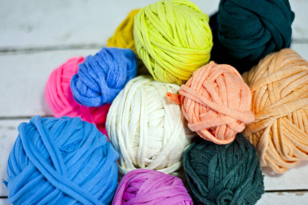 Пряжи в корзине с крючками для вязания в гармоничных цветах. вязание, вязание крючком
.