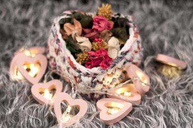 Kalp şeklinde kurutulmuş çiçekli tığ işi sepeti.