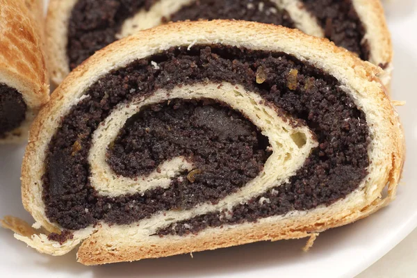 Kek ve kahve rahat bir antika ortamda.