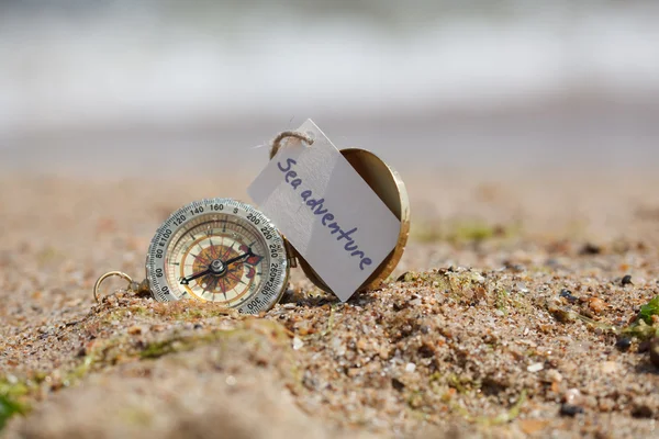 Turistické kompas na horkém písku — Stock fotografie